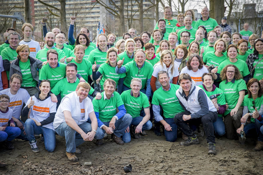 Venlose ondernemers, samen met Koning Willem-Alexander en Koningin Máxima, tijdens NLdoet in Venlo
